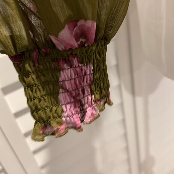 Forever 21 Pre loved gorgeous Floral Ruffle Top with long Sleeves. - Picture 3 of 10